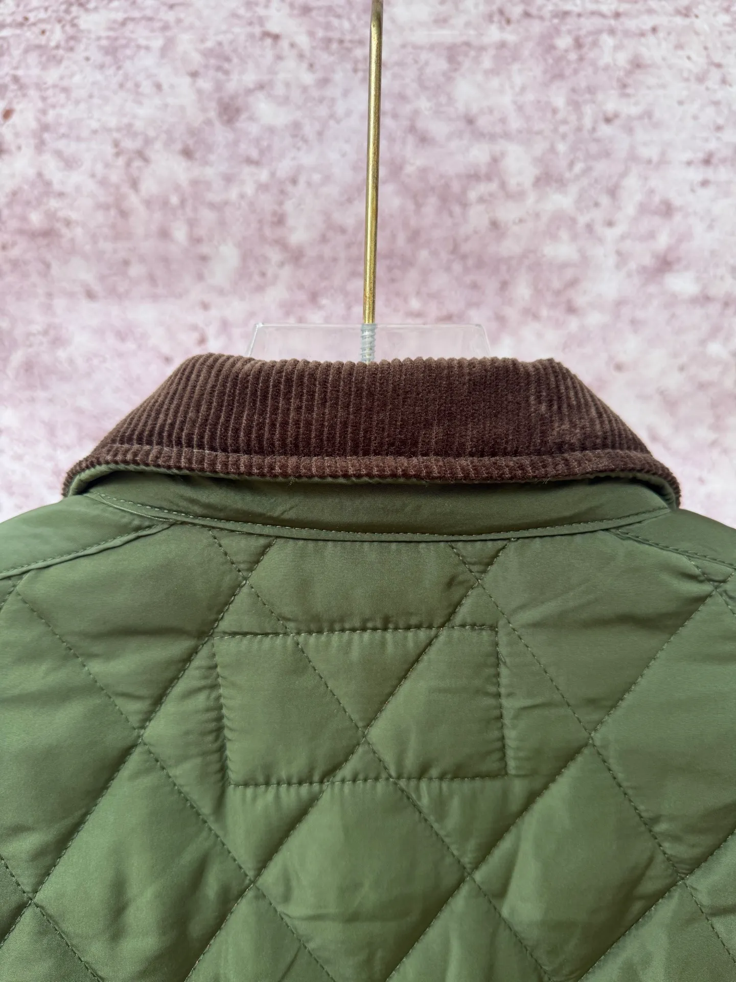 P430 Raff's new rhombus plaid workwear cotton jacket, customized hardware accessories, fine workmanship inside and outside to maintain the original details, simple version, old money style, casual matching, workmanship details restored, diamond grid stitching inside and outside fixed, collar and cuffs with corduroy to add matching attributes, shoulder chapters highlight the brand tonality, hem slit snap design is more matching attributes, full of details